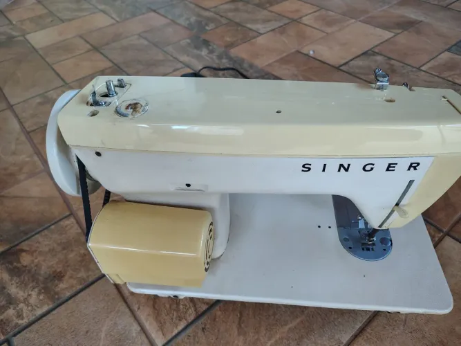 Máquina de costura Singer com motor