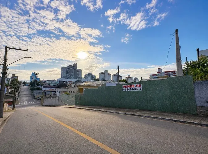 Terreno Plano à Venda em Capoeiras | 360 m² | Excelente Potencial Construtivo