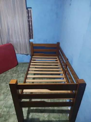Cama de solteiro de madeira de lei