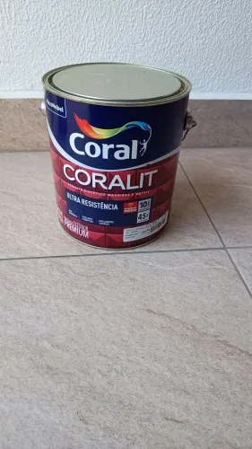 Lata de Tinta e Verniz
