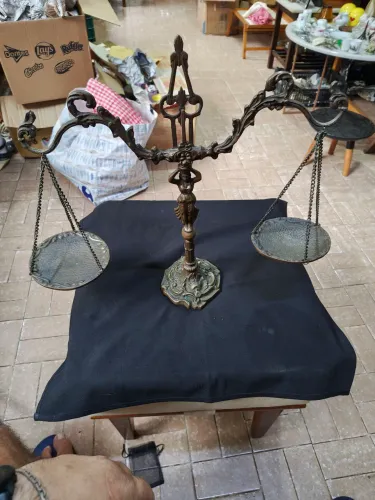 Balança ricamente cinzelada em bronze maciço