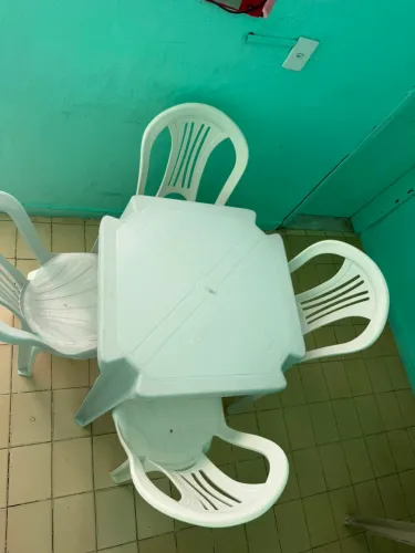 Conjunto de mesa com 4 cadeira 