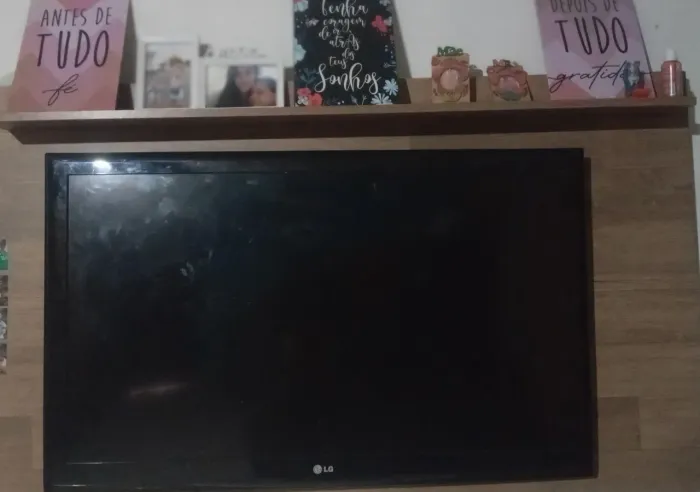 Tv LG e painel em ótimo estado.