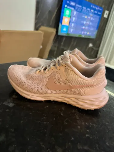 Tênis Nike original num: 35  Retirar no centro  40$