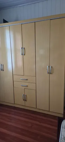 Guarda roupa e cama de solteiro