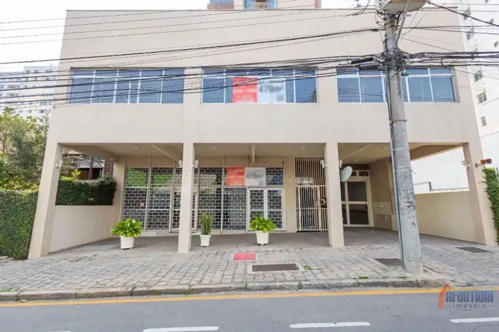 Loja comercial espaçosa com copa e depósito no Cabral, Curitiba
