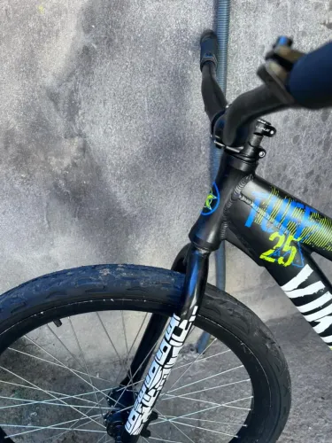 Garfo rígido brutos com adesivo favelinha 