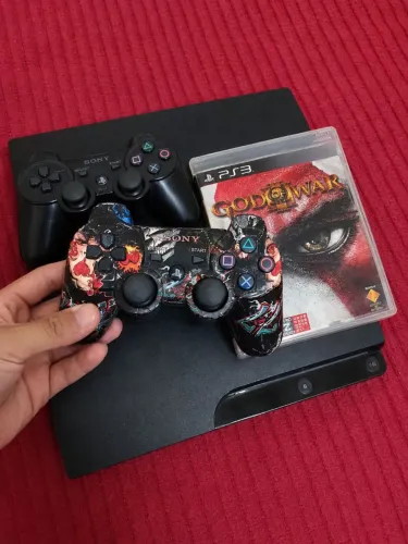 PS3 slim desbloque@do + God of war 3 + 2 controles