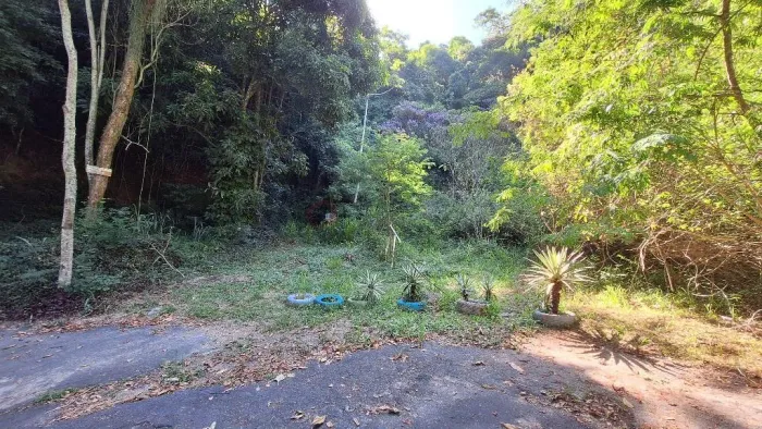 Open House vende terreno em rua fechada, 1400m2 Pendotiba, aceita carro.