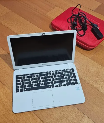 Notebook Samsung NP350XAA Core i3 | 4GB RAM | SSD 128GB | Detalhe na Tela