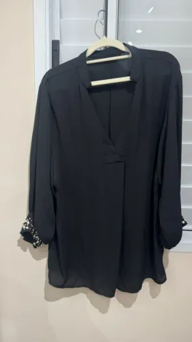 Camisa Preta Elegante com Pérolas nos Punhos Zara - Tamanho P