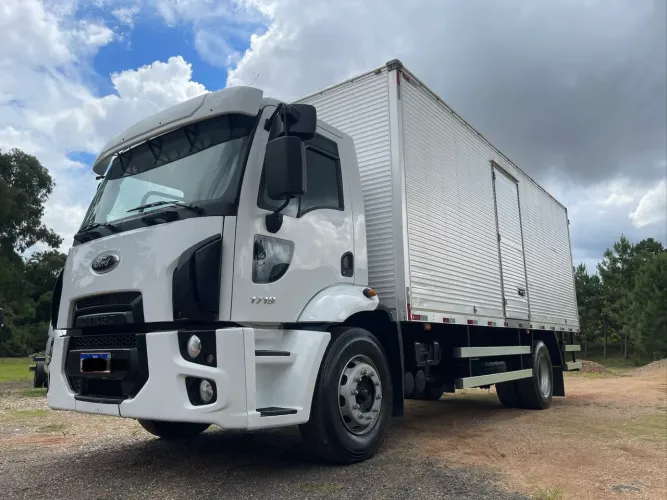 Ford cargo 1719 ano 2013 com baú de 7 metros impecável 
