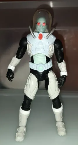 McFarlane Brinquedos - DC Multiverse - Boneco Mister Freeze Victor Fries de 18 cm