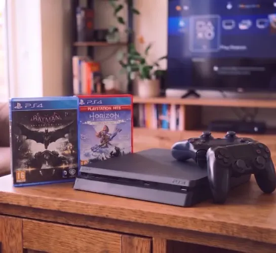 PS4 Slim Impecável Playstation 4 + 2 Jogos + 2 Controles PS4 em até 12x