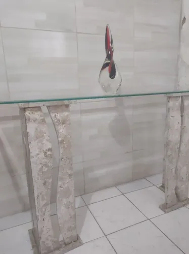 Vende-se aparador em perfeito estado com pés de mármore e vai com escultura.