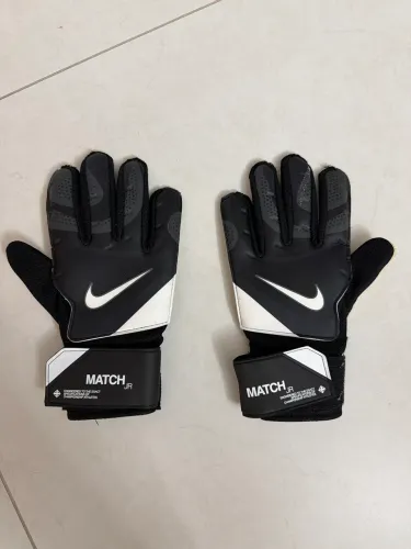 Luva de goleiro da Nike match jr