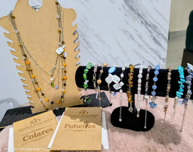 Lote com 18 peças, sendo 5 colares e 12 pulseiras em prata, aço inox, pedras naturais.