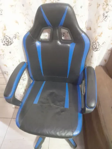 Cadeira gamer azul e preta