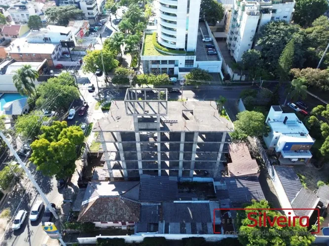 Terreno à venda com estrutura para apartamentos residenciais em Porto Alegre.
