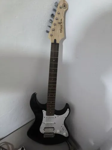 Guitarra Yamaha pacifica, pedaleira Digitech, Amplificador Onner