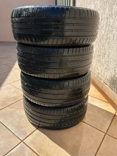 Vendo jogo de pneus aro 17 - 205/55/17