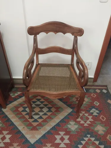 Cadeira ou poltrona de madeira maciça antiga, jacarandá, com tela nova, design clássico