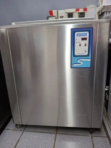 Máquina de picolé com torre de resfriamento, com 8 formas e 6 extratoras mais um liquid10L