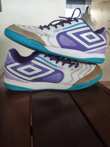 Chuteira Futsal Umbro Pro 5 Club Original - Edição Especial (Branca, Lilás e Azul)