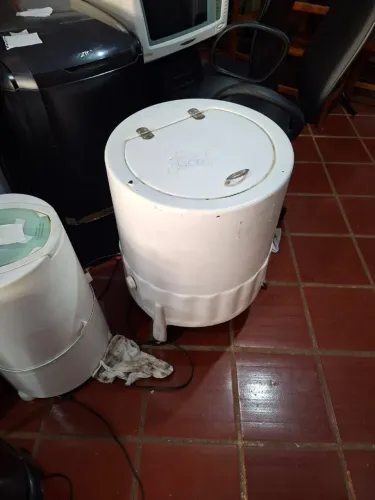 Tanquinho de lavar roupa Mueller de fibra com batedor no meio