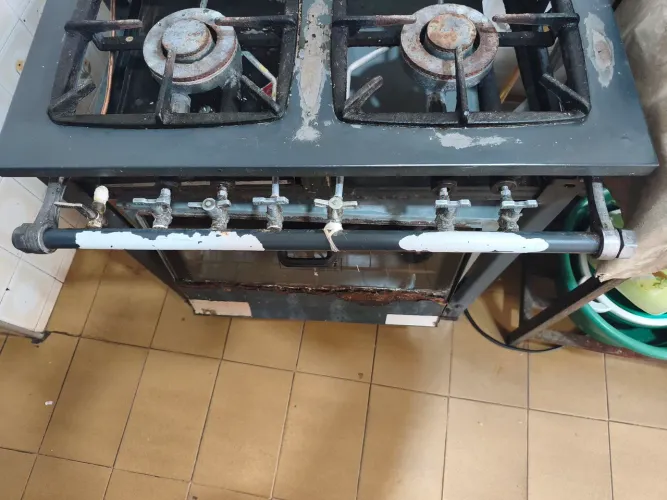 Fogão industrial Itajobi 4 bocas (2 duplas e 2 simples), com forno de 120 litros.