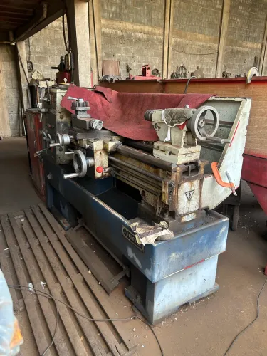 torno mecânico convencional da marca Clever, modelo L-1640 ou L-1640 ECO