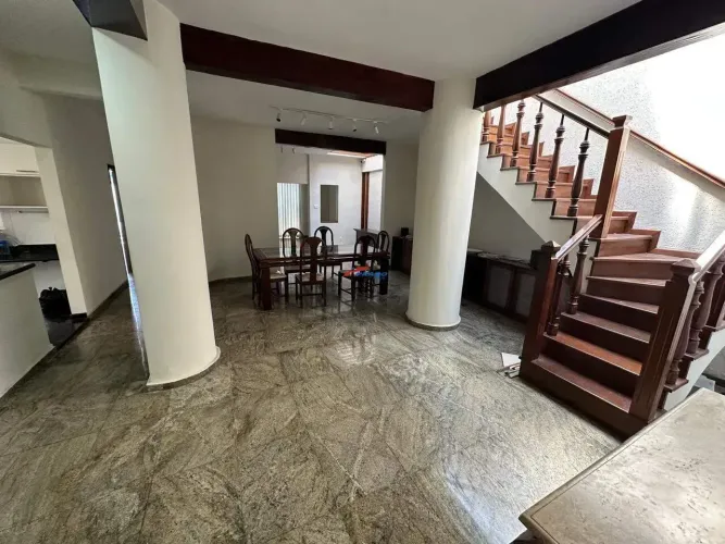 CASA 4 QUARTOS, 2 SUÍTES, 3 VAGAS, ÓTIMA LOCALIZAÇÃO NO BAIRRO, P/LOCALIZAÇÃO