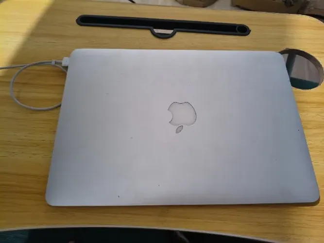 MacBook Air 13" (2017) Intel i5 / 8GB RAM / 128GB SSD - Uso na Tomada