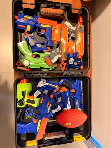 Maleta com 12 arminhas Nerf de brinquedo (sem balas) ia