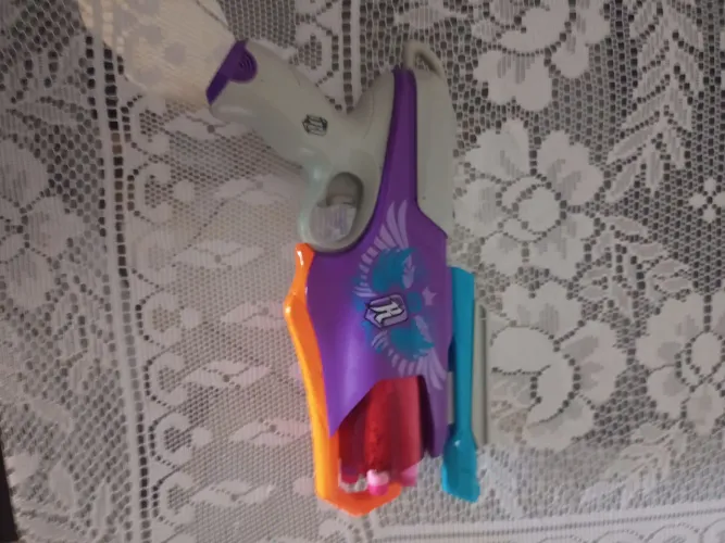 lançador de dardos Nerf Rebelle Spylight da Hasbro.