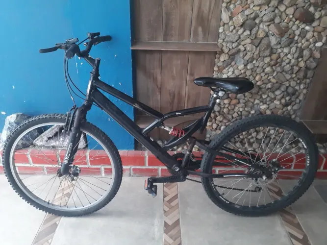 Bicicleta aro 26 com suspensão traseira 