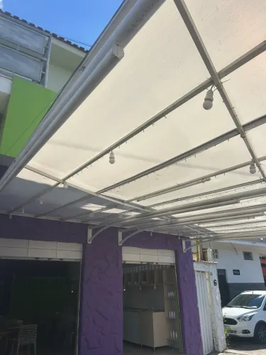 Vendo toldo de policarbonato branco.