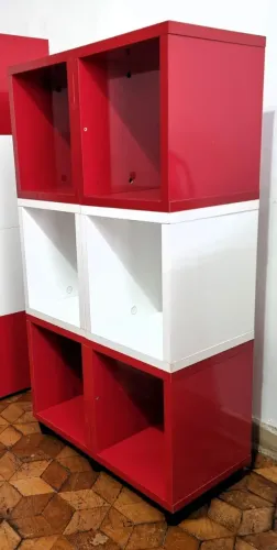 Estante de Nichos Brancos e Vermelhos