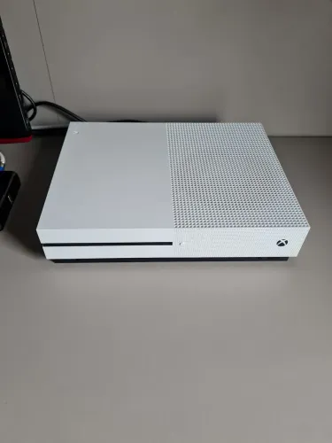 Xbox one S 1TB + 1 controle X/S + 1 bateria recarregável Microsoft 
