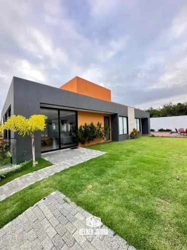 Casa condomínio em Jacarecica, Maceió 3 suítes, 6 vagas, piscina com deck