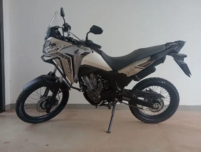 Vendo Uma Moto Honda Sahara Adventure com 1900Km