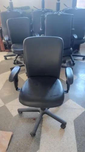 Vende-se cadeira de escritório em excelente estado.tenho 10 pra vender.