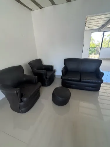 Conjunto de Sofá 2 Lugares + 2 Poltronas + 2 Puffs em Couro Preto