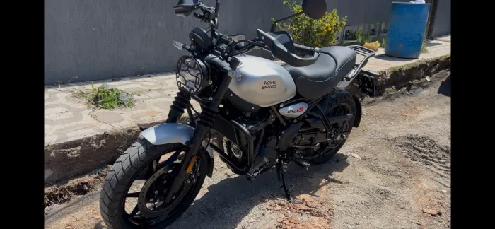 Royal Enfield Guerrilla 450 2025/2026 - 1.600 km - Impecável + Acess