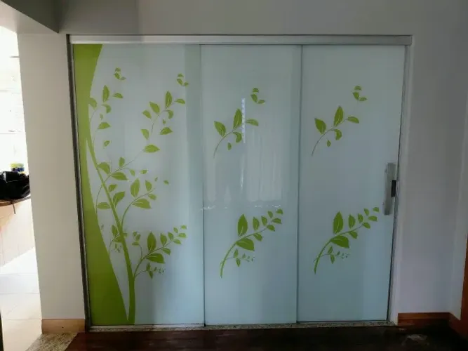 Porta de vidro decorada de três folhas