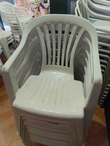 Cadeiras de plástico semi novas