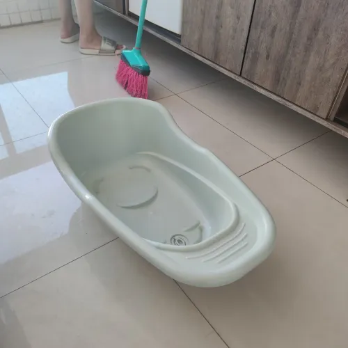 Banheira de plástico para bebê.