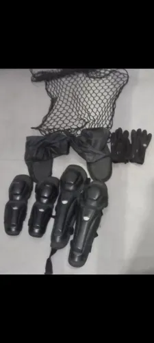 Baú grande para moto com jaqueta luvas,caneleiras,cotoveleiras,rede para capacete.