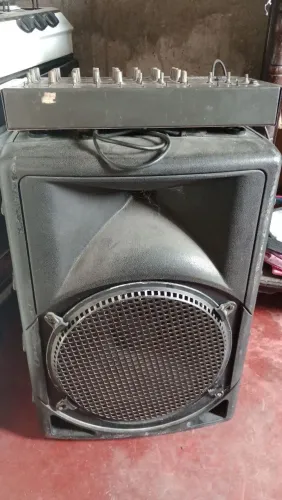 Vendo caixa de som junto com uma mesa de som