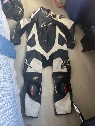 Macacão de couro Alpinestars para motociclista ? modelo esportivo de corrida.